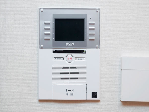 Security.  [Intercom with color monitor] This is an automatic unlocking function with intercom entrance. It can be found in the video and audio the visitor, Also equipped with emergency communication function.  ※ Equipment image is all the same specification.