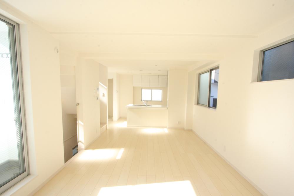 Same specifications photos (living). It has become a pleasant light is pouring design from each room.