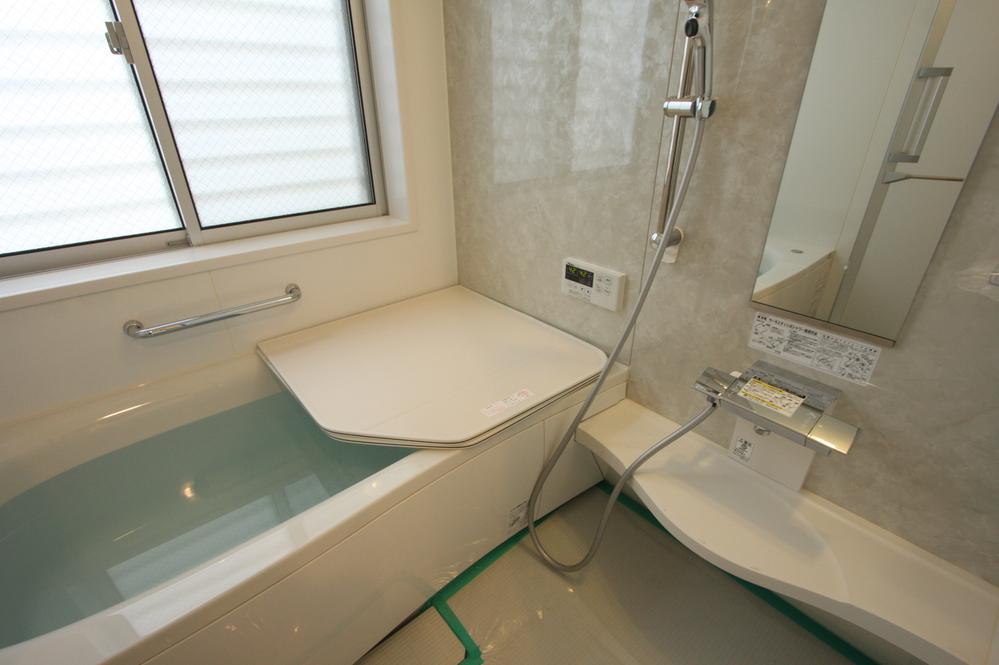 Same specifications photo (bathroom). Always with a clean bathroom dryer not even ac- cumulate air