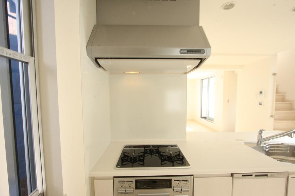 Same specifications photo (kitchen). Produce a warm time face-to-face kitchen of your family