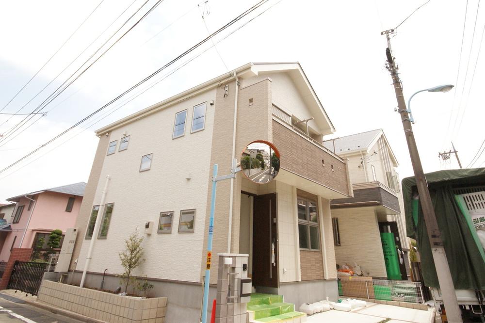 Local appearance photo. Newly built single-family Suginami Shimo Igusa 5-chome. Was building completed. You can preview any time so please feel free to contact. Surrounding environment will be in a green quiet residential area. It is refreshing environment. Front road spacious.