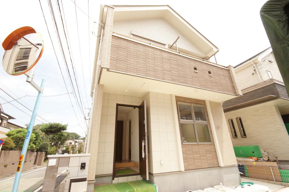 Local appearance photo. Building exterior photos as seen from the west front. It will be in the northeast of the corner lot