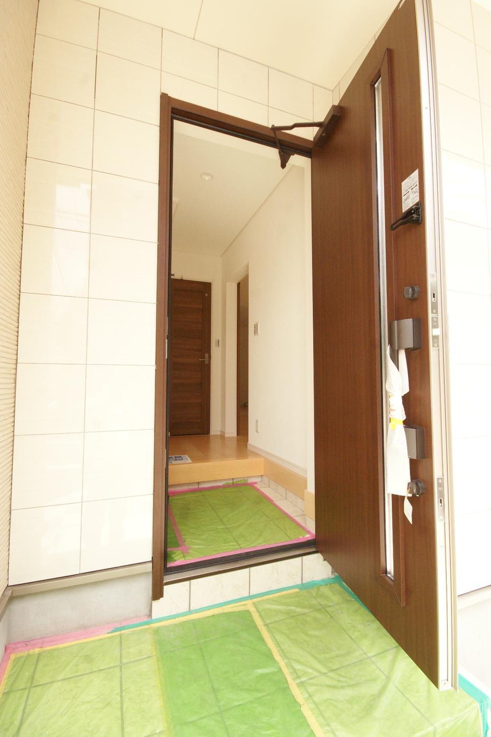 Entrance. There shoebox shoes enters lot