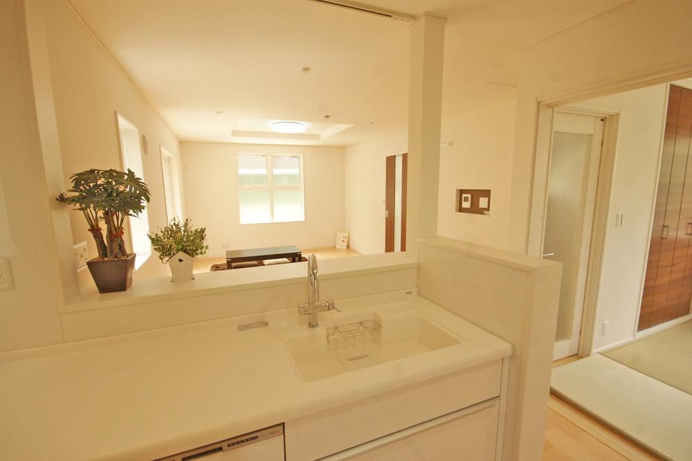 Kitchen. The eyes of the children is also Ikitodoki easy kitchen. It is with water purifier