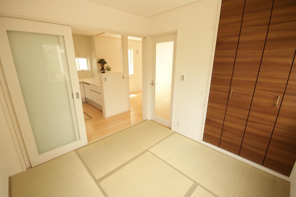 Non-living room. Is a Japanese-style room next to the living room