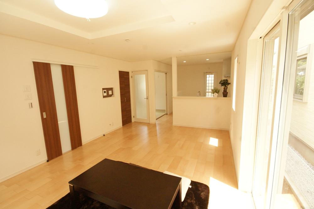 Living. South-facing living room on the first floor. Good is per yang.