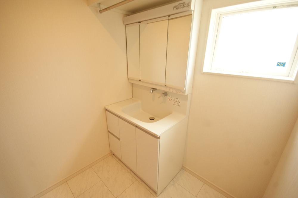 Wash basin, toilet. Washbasin with shower