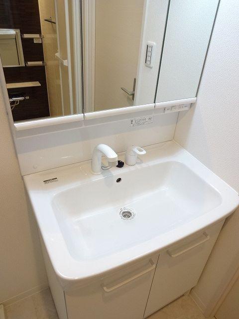 Wash basin, toilet. Independent wash basin