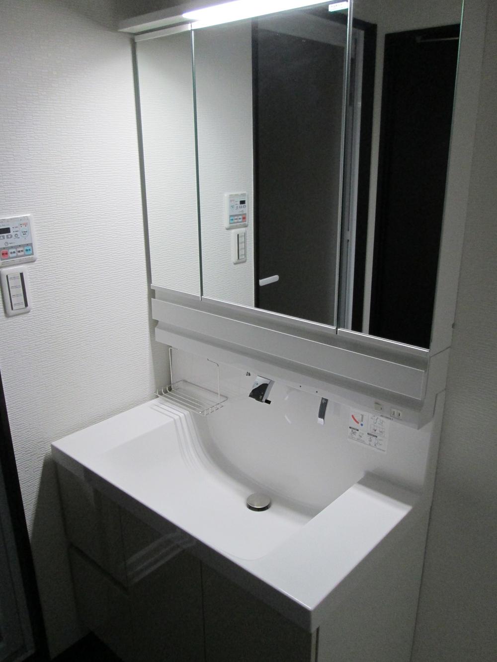Wash basin, toilet. Indoor (11 May 2013) Shooting