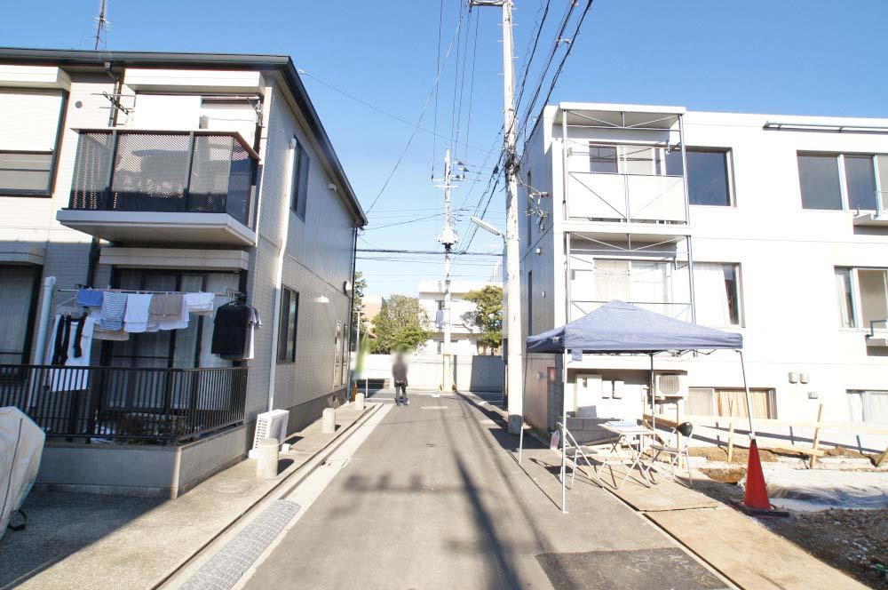 Local photos, including front road. Front road is less car street, Small children is also safe.