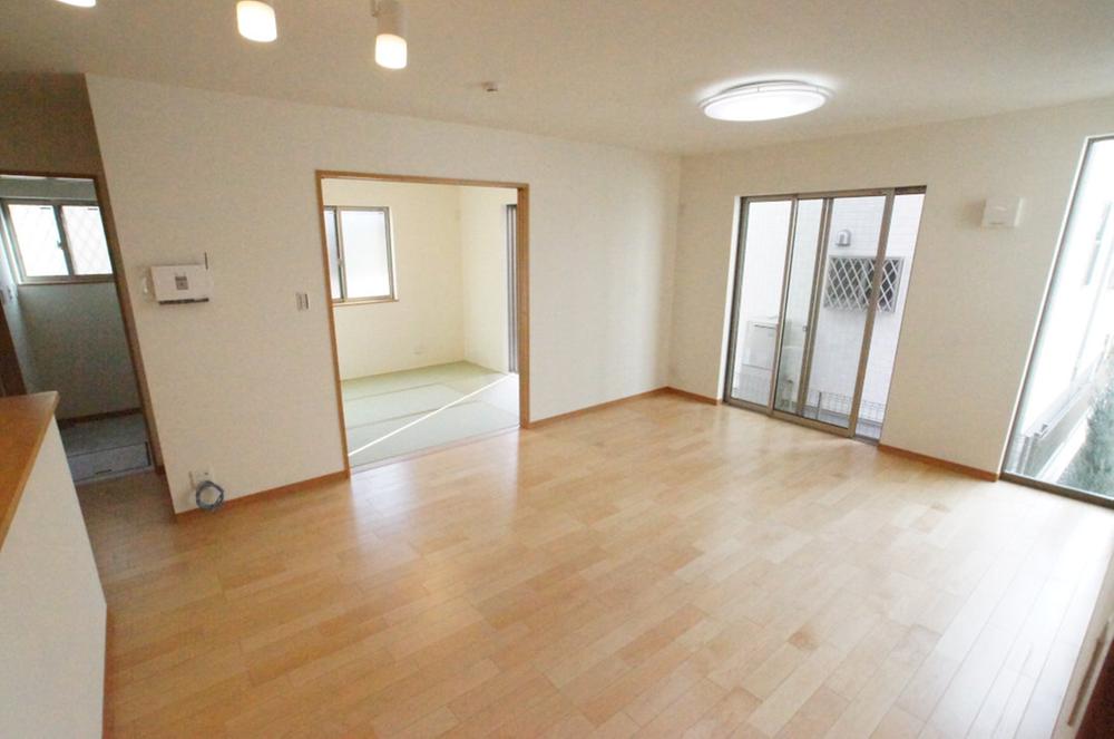 Same specifications photos (living). It will be the construction example of living. It is with floor heating to warm the feet.