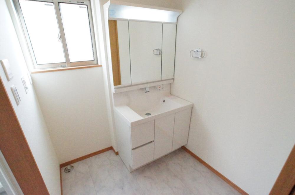 Same specifications photos (Other introspection). It becomes the example of construction of the wash basin. Shampoo dresser with three-sided mirror.