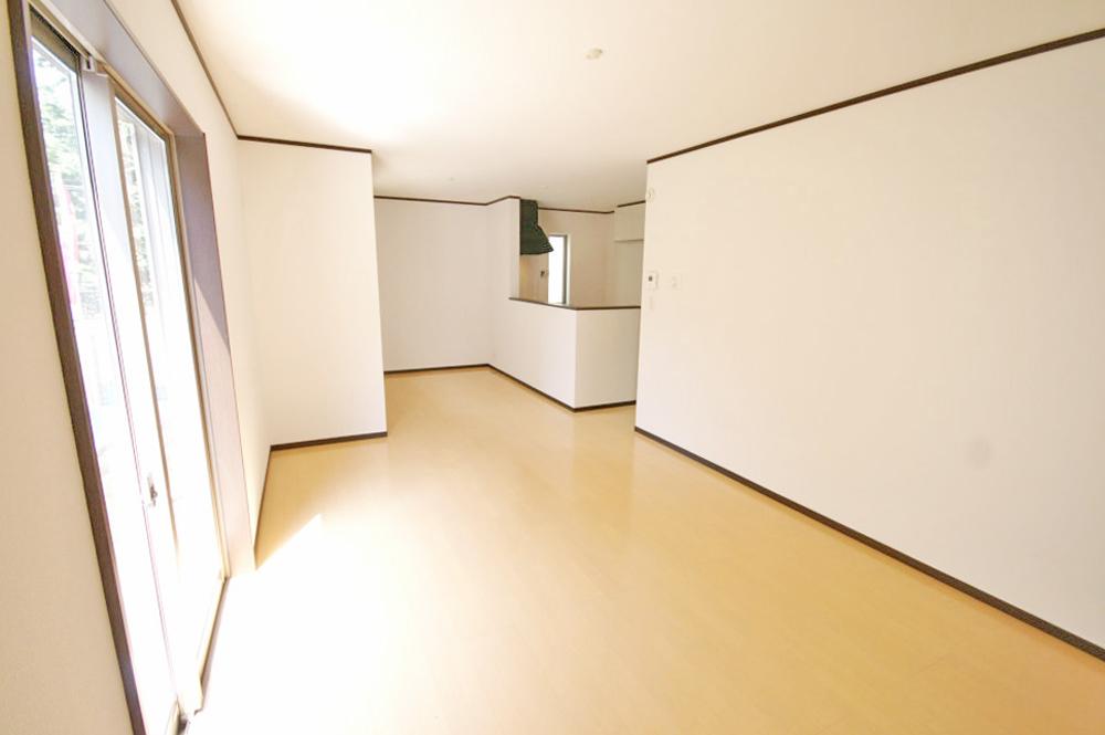 Same specifications photos (living). It will be the construction example of living. All building the first floor there is a living.