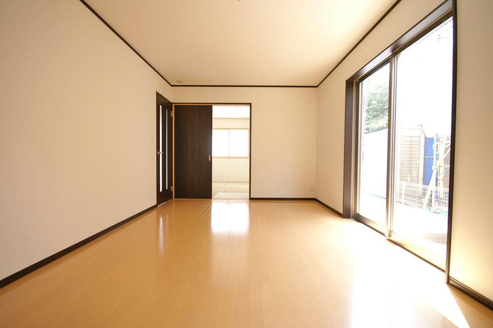 Same specifications photos (living). It will be the construction example of living. Since the south-facing a day is good.