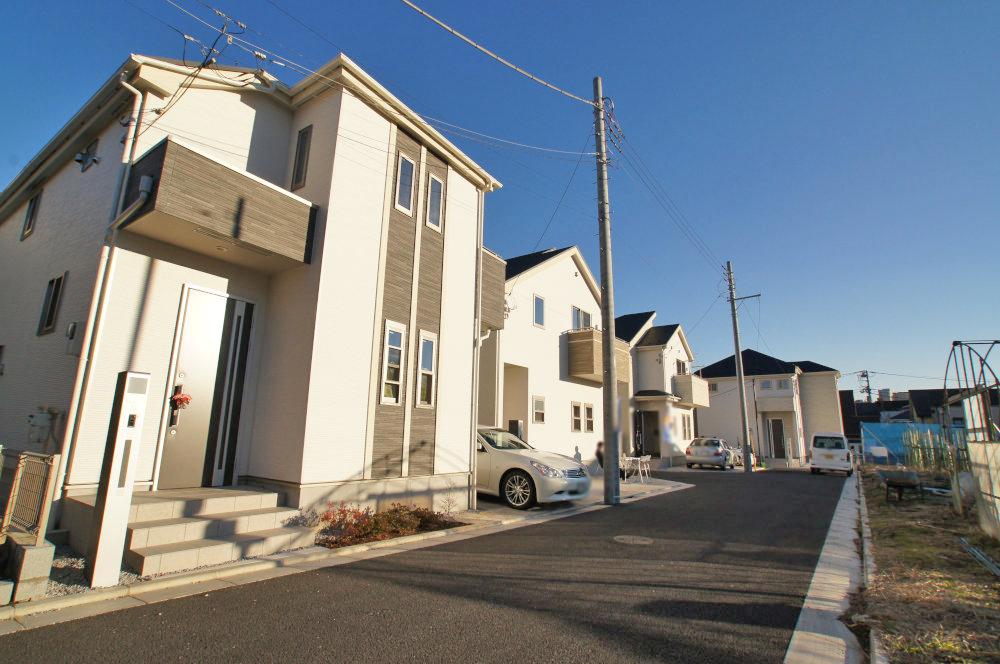 Local photos, including front road. Road width of about 4.5m! Car loading and unloading is also a breeze. Since the space between the adjacent land are also provided enough, There is a sense of openness to penetrate. It is very bright subdivision.