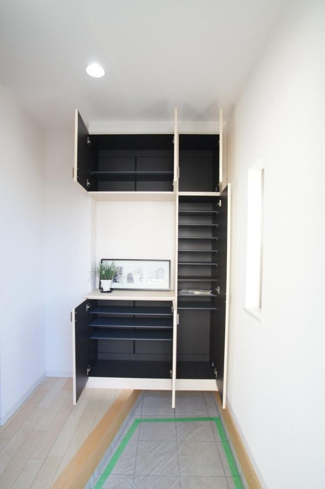 Entrance. And spacious foyer is open, Substantial storage capacity is us with clean production around the entrance.