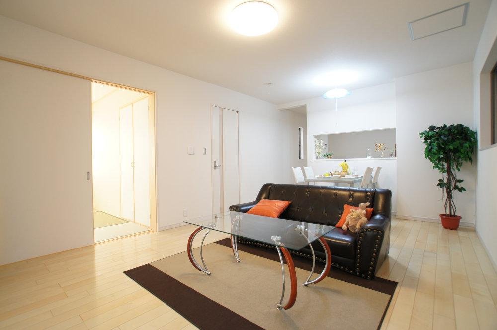 Living. Open living gave birth a nice smile, Brightly, pleasant, And produce a healing space.