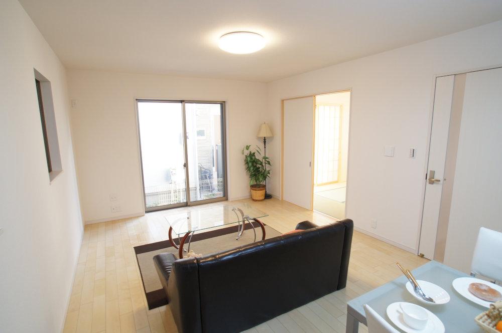 Living. It is abundantly incorporating bright living and the saturation light. It is easy-to-use form also point.