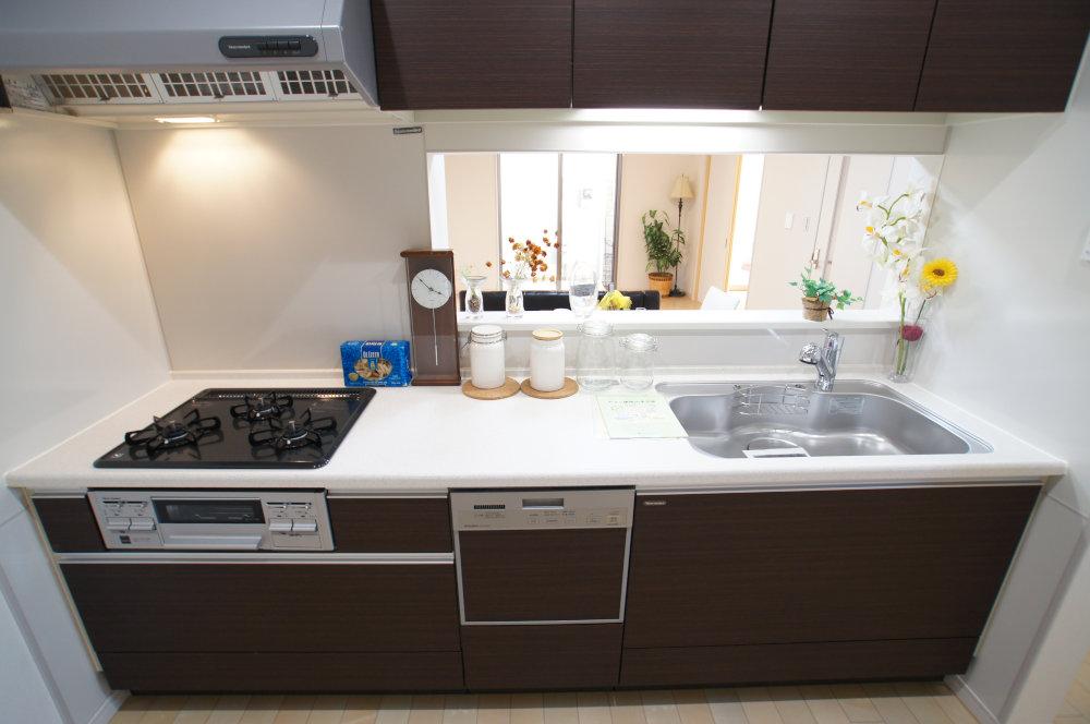 Kitchen. This face-to-face kitchen that you can cherish family and petting. And glad dishwasher to wife ・ Faucet integrated washing machine. Is a breeze every day.