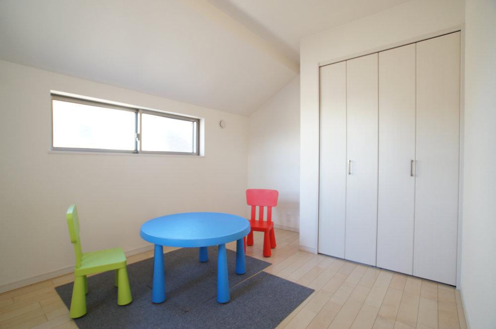 Other introspection. Plenty of storage capacity. Is a room with a practicality. And It is bright and feeling doctor.