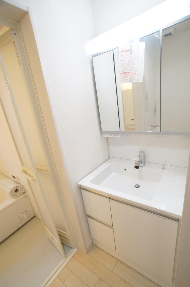 Wash basin, toilet. It can also be fashionable directing grooming, There is also a storage capacity, It is the washstand that combines practicality.