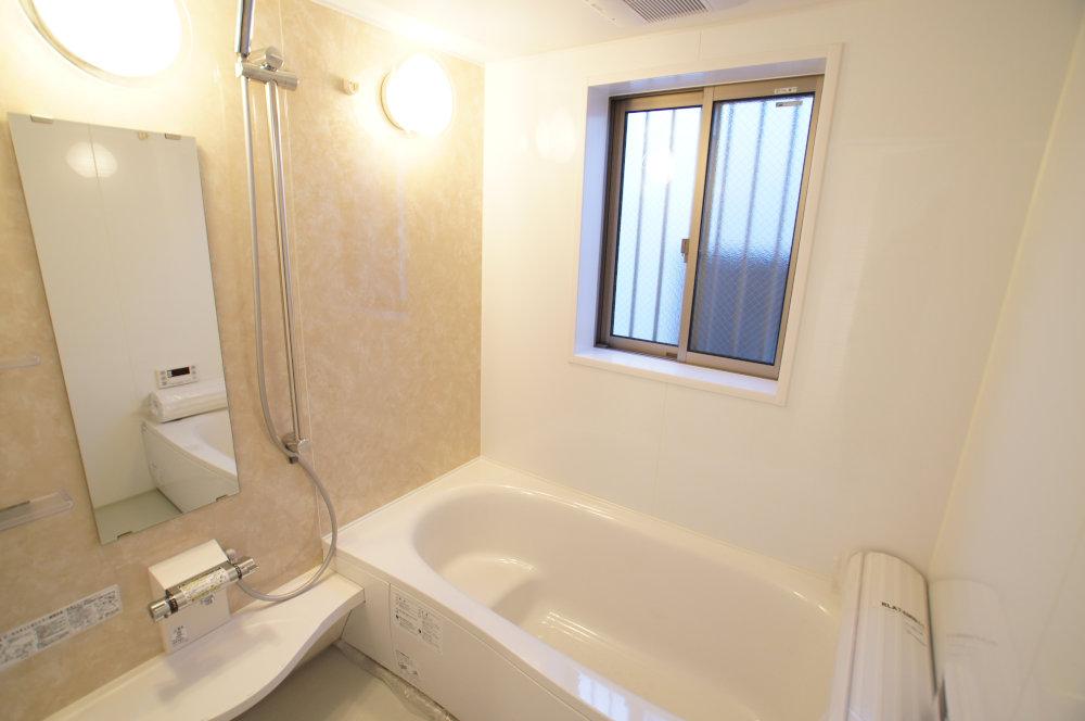 Bathroom. It is an important space to heal fatigue of the day. This is a system bus with a bathroom ventilation dryer.