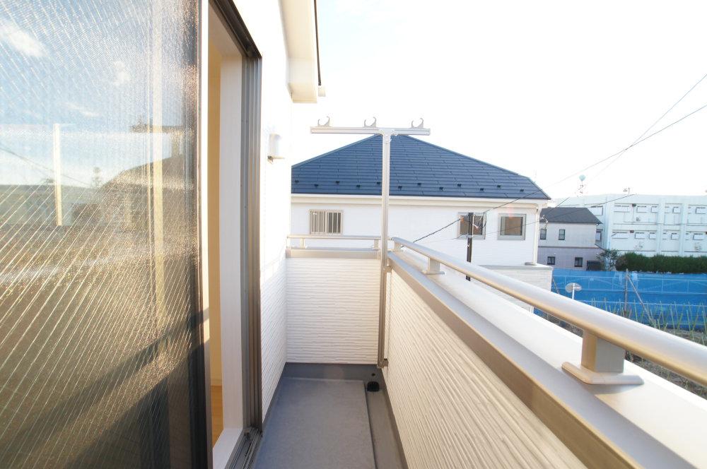 Balcony. Functional spacious balcony. It is very pleasant and the sun to shine and Shanshan.