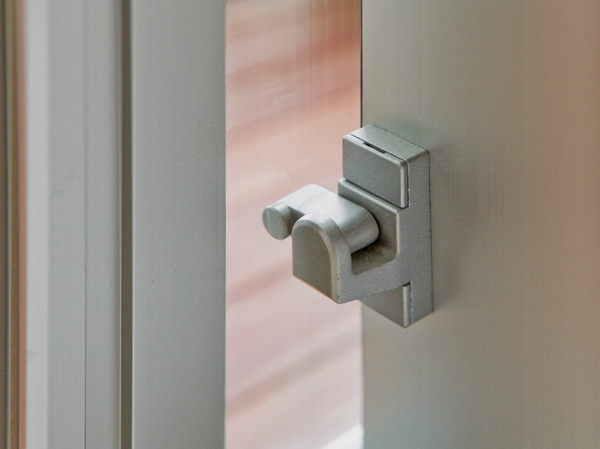 Other.  [Finger scissors prevention stopper] So as not to pinch your fingers when you open the sash, Make a left pull. It is safe at home with small children. (Except for some)