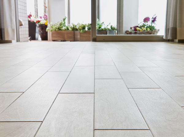 Interior.  [Adopt the solid wood of the gentle touch] The flooring material, Humidity effects and thermal insulation ・ Excellent thermal insulation properties, We are using the solid wood of about 15mm thickness of Kabasakura. Comfortably is free-flowing feel when walking barefoot, Taste Yuku increased enough to go through the years, It is also a charm its luxurious texture. (Same specifications)