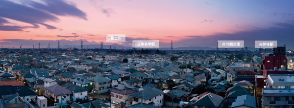 Surrounding environment. Because on the south side of the site has spread is the first kind low-rise exclusive residential area endlessly, From the south balcony, Open-minded view is obtained without being blocked the view to the tall building, Lush greenery of Inokashira Ya, Also appearance of distant Mount Fuji on a sunny day.  ※ View photos of me is what was taken in January 2012 from the local 7-floor.