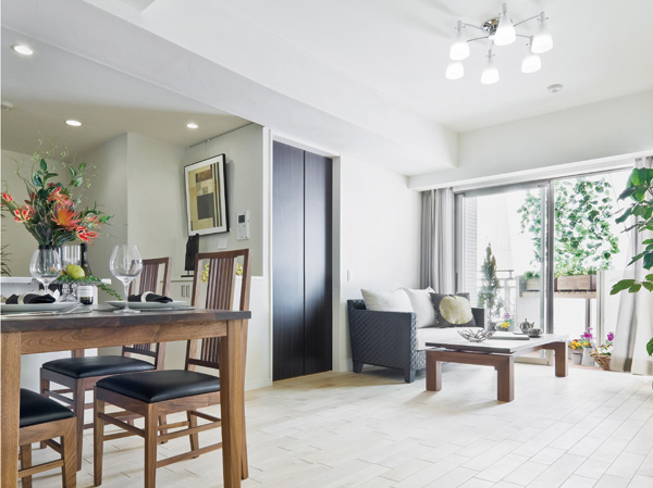 Room and equipment. All 13 units of the dwelling unit plan, 3LDK basic two types. All houses with a south-facing corner dwelling unit setting, An opening portion is provided on the four sides, Balcony (A type is three-sided, B type dihedral, Bt type from the terrace specification), It adopted to fully light and wind in the room. It makes me feel the richness also to casual everyday, Bright and planning with a spread.