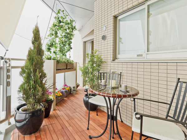 Room and equipment. Block the sunshine of summer, Make a cool breeze by transpiration action to release the moisture from the leaves of the plant, "Green Curtain". Grow, such as Goya and loofah, You can also harvest. In the same property is, Dedicated to the south balcony of the garden tub and nets and hooks, Standard equipped with a slop sink. Feel free to enjoy the green curtain making.