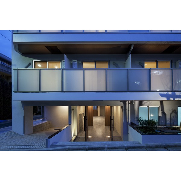 Entrance. Auto-lock equipped! 