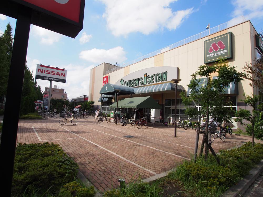 Shopping centre. 688m to UNIQLO Queens Isetan Suginami Momoi shop