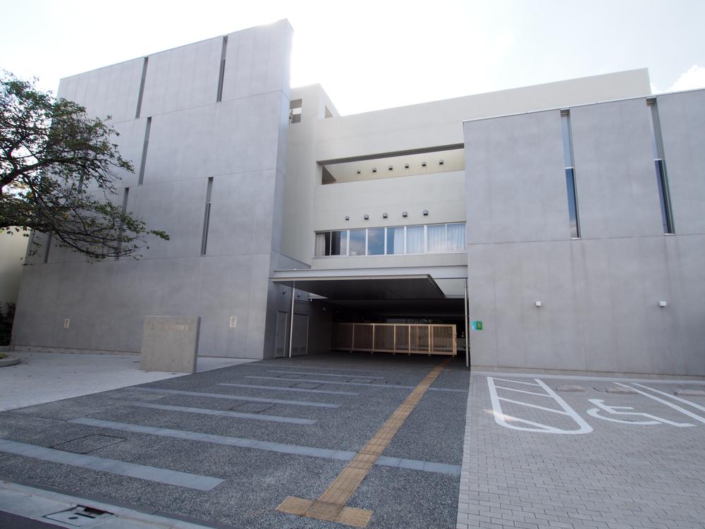 Junior high school. 1074m to Suginami Ward rush Junior High School