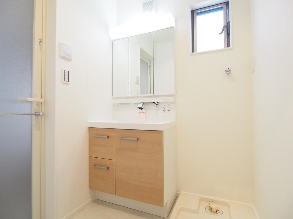 Wash basin, toilet. Indoor (12 May 2013) Shooting