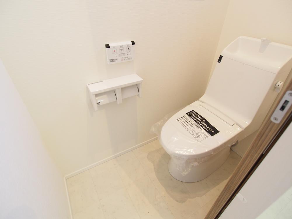 Toilet. Indoor (12 May 2013) Shooting