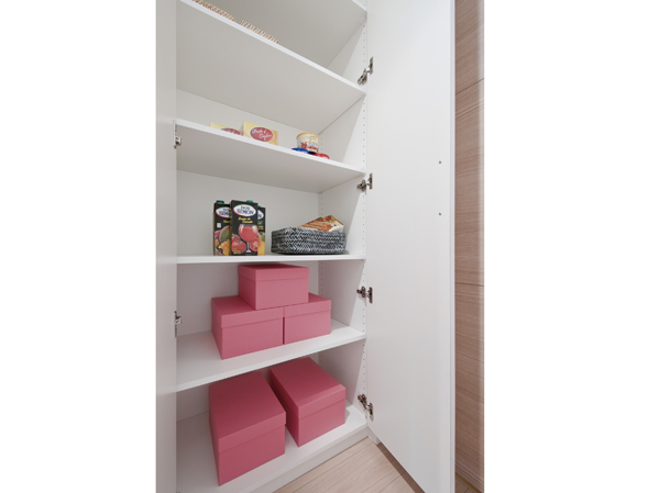 Functional storage at the entrance of the living room. There is a depth, Handy storage of various things.