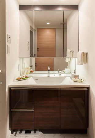 Bathing-wash room.  [bathroom] Vanity counter top was the artificial marble of the integral there is no seam of the top plate and bowl with a clean white. Slowly top plate of the round the bowl shape and glossy finish, To produce a feeling of luxury.