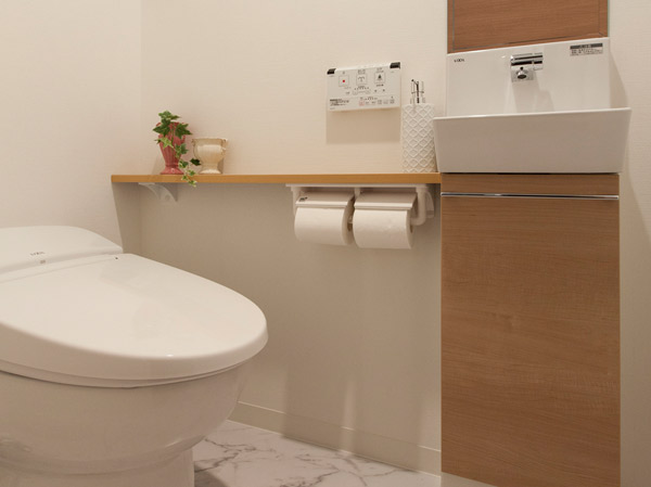 Toilet.  [Tankless toilet] Toilet which adopted a hygienic and healthy hot water cleaning toilet seat. Since it has also provided such as a heating function and deodorization function, At any time you can use comfortable. Also installation Maeru top shelf cupboard and hand washing counter the paper kind.