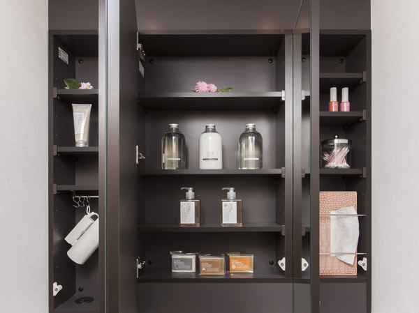 Bathing-wash room.  [Three-sided mirror type mirror cabinet] Vanity that can be used to open the mirror is easy to be make-up, Large three-sided mirror type Kagamiura can also be used as a cabinet, such as cosmetic products. Also elaborately convenient contrivance, such as tissue boxes and dryer hook.