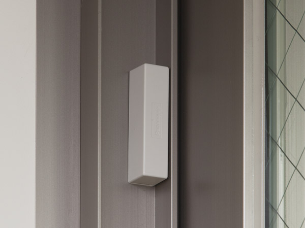 Security.  [Security sensors] Installing the security sensors in all of the window. Automatically Problem to guard center Upon sensing intrusion.   ※ Surface lattice installation window ・ Except for the FIX window.