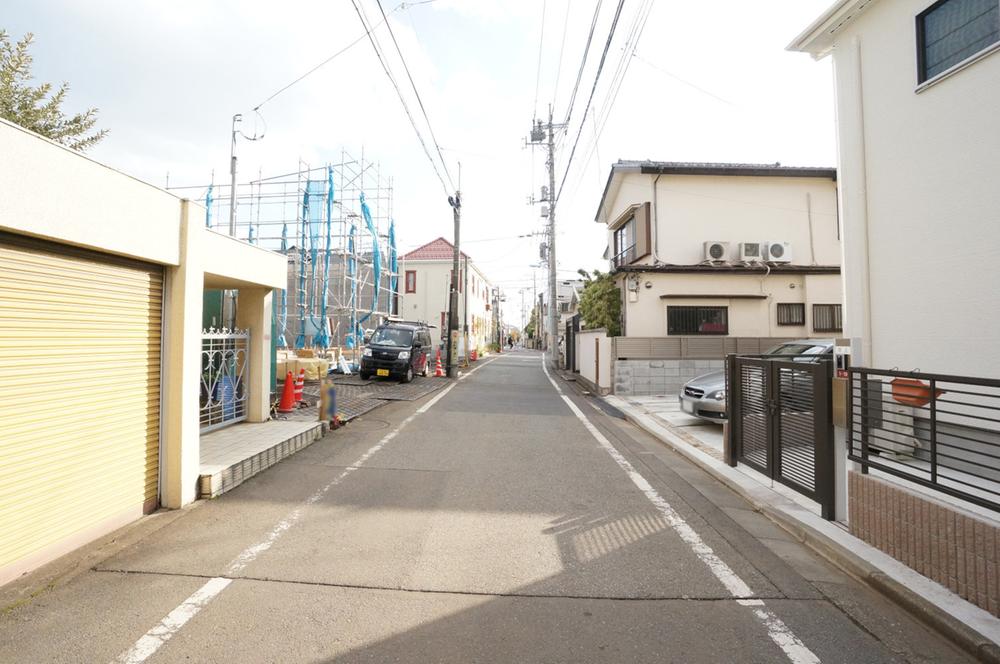 Local photos, including front road. Neat front road width is the public road about 5.45m. Despite the wide front road, As you car is less safe.