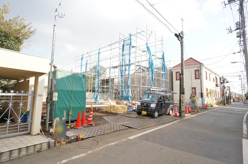 Local photos, including front road. There of course also car space. Can also be parked settle feeling who are not confident in the operation of the car.