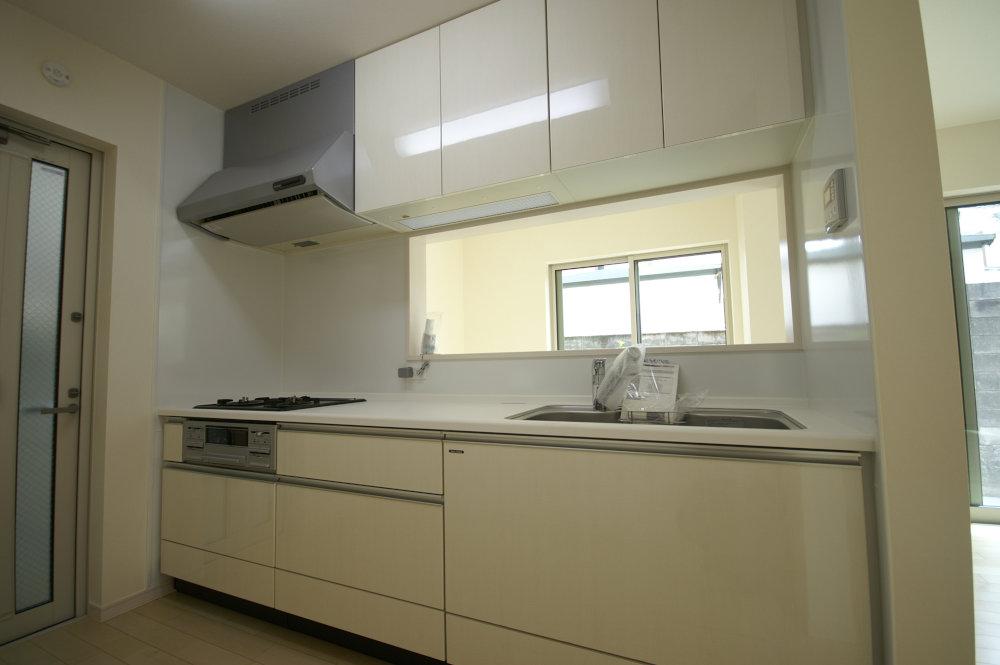 Same specifications photo (kitchen). This is a system kitchen with water purifier. Since the kitchen space is are independent, Smell of cooking is also not worried. (Enforcement example)