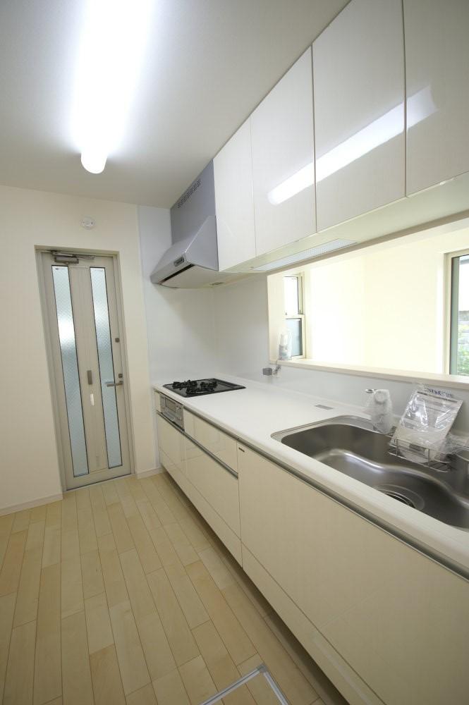 Same specifications photo (kitchen). Floor housed emergency food, Candy, Please use to store food. (Enforcement example)