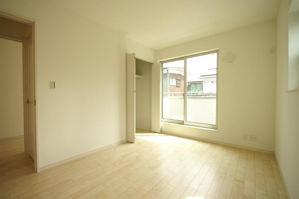 Same specifications photos (Other introspection). All room is two-sided lighting, I am happy because there is also housed. (Enforcement example)