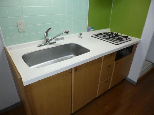 Kitchen. Two-burner stove Also it comes with a grill