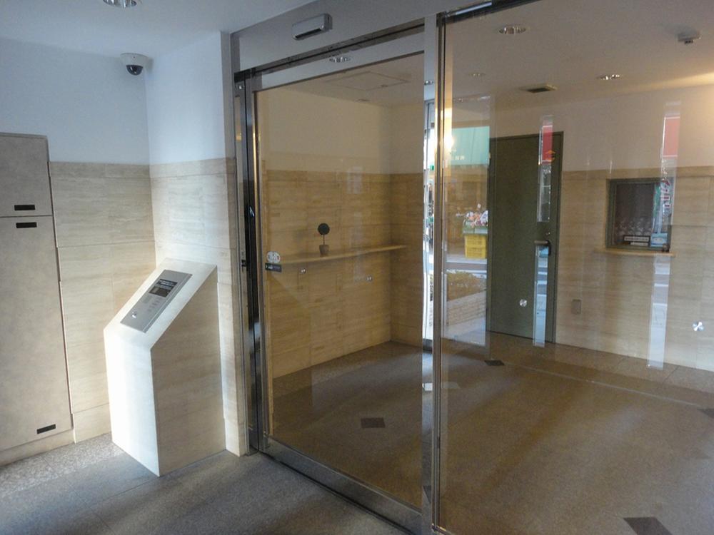 Entrance. Common areas