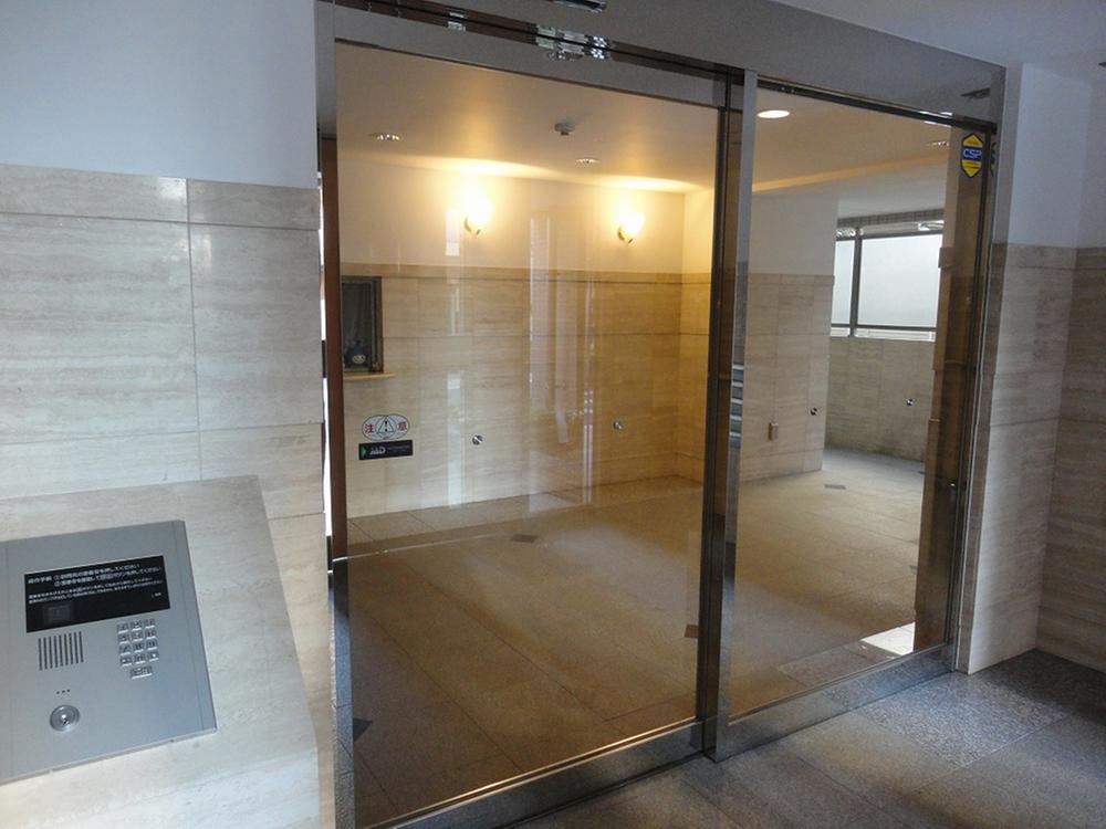 Entrance. Common areas